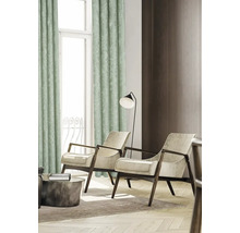 Wohnzimmer mit Vorhang, zwei Sesseln, Stehlampe und Couchtisch