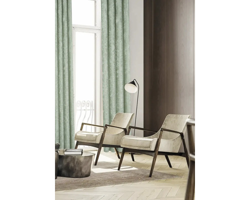 Wohnzimmer mit Vorhang, zwei Sesseln, Stehlampe und Couchtisch