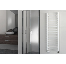 Salle de bains avec douche, lavabo et sèche-serviettes