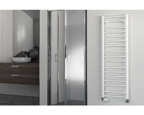 Salle de bains avec douche, lavabo et sèche-serviettes