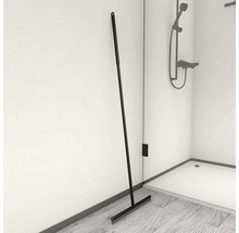 Raclette de douche noire dans la salle de bain