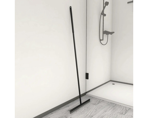 Raclette de douche noire dans la salle de bain
