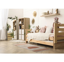 Chambre d''enfant lumineuse avec lit en bois, étagère et décorations pour une ambiance conviviale.