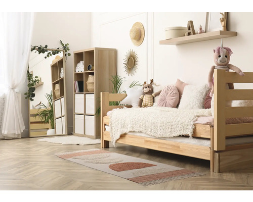 Chambre d''enfant lumineuse avec lit en bois, étagère et décorations pour une ambiance conviviale.