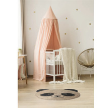 Helles Kinderzimmer mit Babybett, Baldachin, Teppich im Panda Design und Rattan Sessel