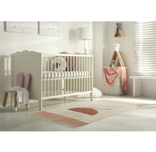 Chambre d''enfant avec lit à barreaux, chaise à oreilles de lapin et tapis à formes géométriques.