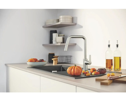 Scène de cuisine avec mitigeur d''évier, évier et aliments sur un plan de travail.