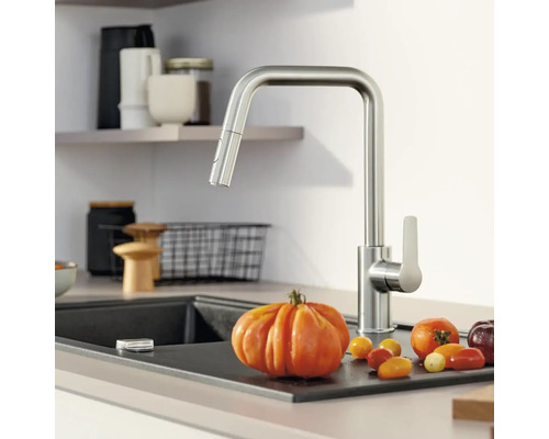 Scène de cuisine avec évier, robinet et légumes