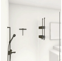 Robinet de douche, raclette de douche et étagère de douche sur un mur blanc