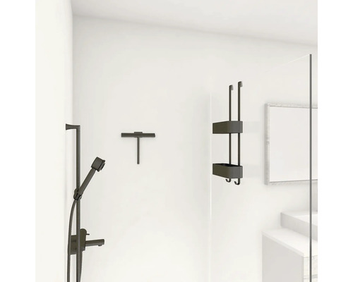 Robinet de douche, raclette de douche et étagère de douche sur un mur blanc