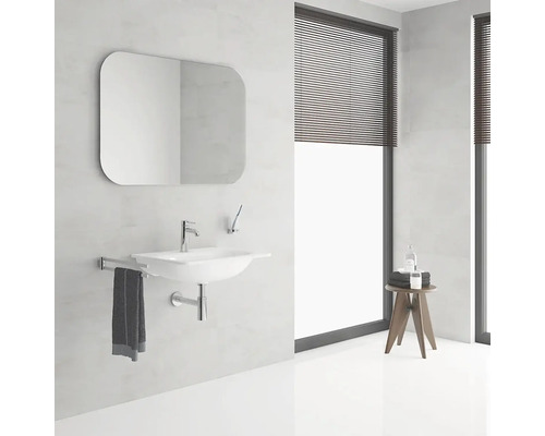 Salle de bains moderne avec lavabo, miroir et tabouret en bois