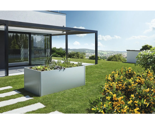 Jardinière surélevée en métal dans le jardin avec système d''irrigation et plantation