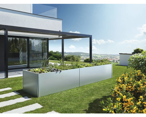 Grossaufnahme eines Hochbeets im Garten eines Wohnhauses.