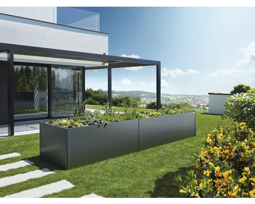 Länglicher, erhöhter Pflanzkasten aus Metall im Garten