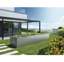 Jardinière rectangulaire en métal dans le jardin