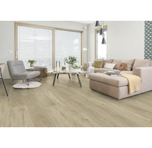 Salon lumineux avec canapé, fauteuil et parquet clair