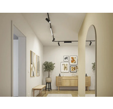 Couloir avec système de rails, commode et miroir