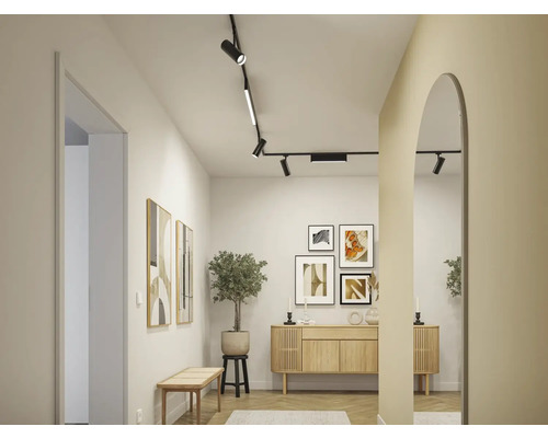 Couloir avec système de rails, commode et miroir