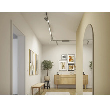 Couloir avec plafonnier, commode, miroir et décoration