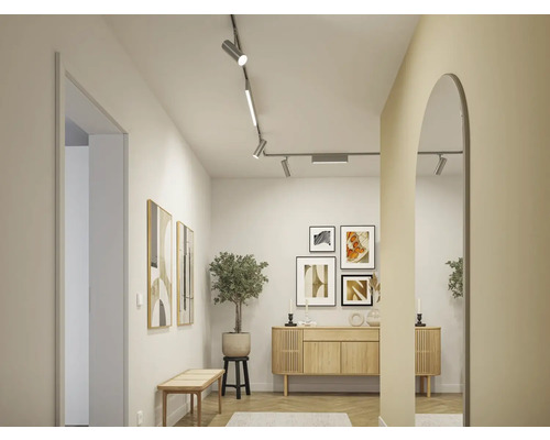 Couloir avec plafonnier, commode, miroir et décoration