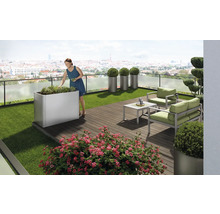 Dachterrasse mit Pflanzkästen, Rasenfläche und Sitzgruppe