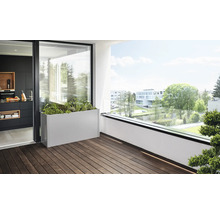 Scène de balcon avec jardinière, plancher en bois et vue sur le paysage