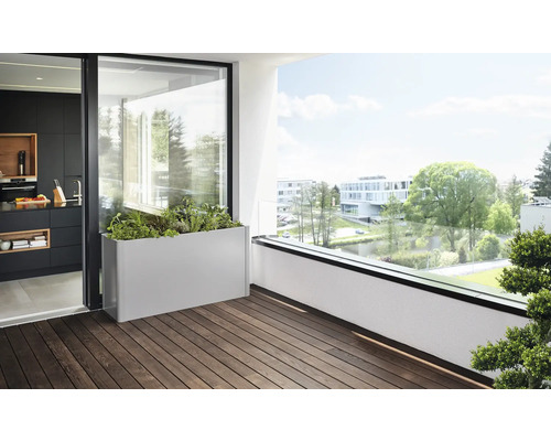 Scène de balcon avec jardinière, plancher en bois et vue sur le paysage