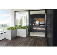 Moderner Balkon mit Kräutergarten in Pflanzkästen und Zugang zur Küche