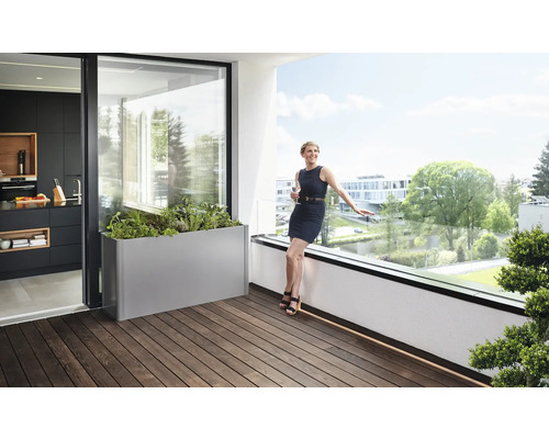 Scène de balcon avec jardinière, femme et aperçu de la cuisine