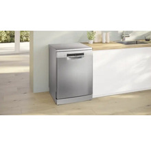 Lave-vaisselle pose libre dans une cuisine lumineuse.
