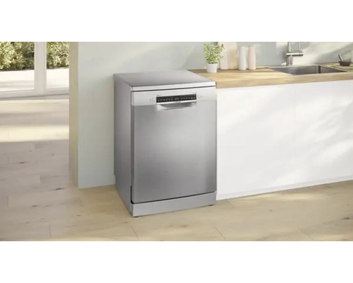 Lave-vaisselle pose libre dans une cuisine lumineuse.