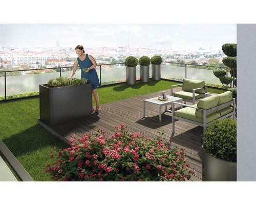 Toit-terrasse aménagé avec bac à plantes, coin salon et décorations florales