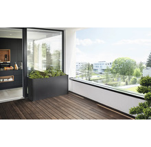 Scène d''une terrasse avec une jardinière métallique plantée sur un plancher en bois