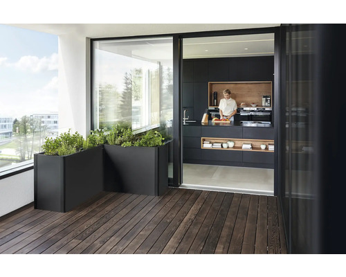 Balkon mit Pflanzkästen, Holzterrasse und offener Küche