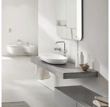 Salle de bains moderne avec lavabo, vasque à poser, armoire de toilette, WC et bidet.
