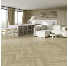 Salon lumineux avec parquet à chevrons, canapé et kitchenette