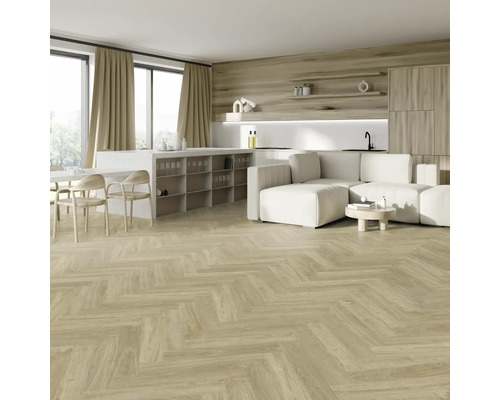Salon lumineux avec parquet à chevrons, canapé et kitchenette