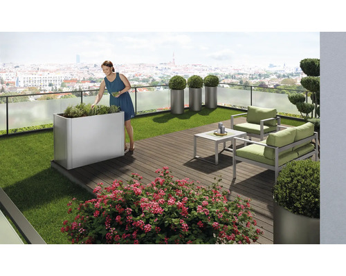 Terrasse avec bacs à fleurs, coin salon et vue sur la ville