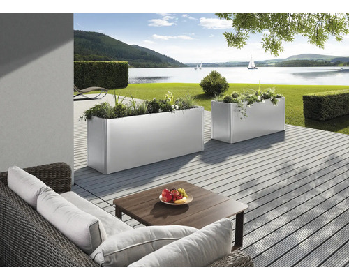 Espace jardin décoratif avec jardinières, coin salon et vue sur le lac