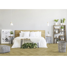 Chambre lumineuse avec lit double, étagère en bois et éléments décoratifs pour une ambiance chaleureuse.