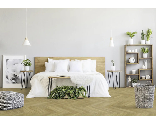 Chambre lumineuse avec lit double, étagère en bois et éléments décoratifs pour une ambiance chaleureuse.