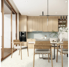 Cuisine lumineuse avec des éléments en bois, coin repas et grandes fenêtres pour beaucoup de lumière naturelle.