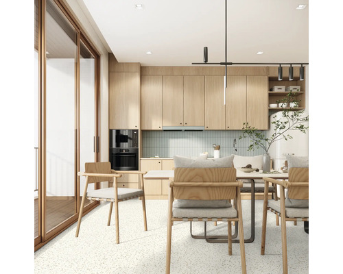 Cuisine lumineuse avec des éléments en bois, coin repas et grandes fenêtres pour beaucoup de lumière naturelle.