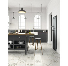 Cuisine lumineuse avec îlot de cuisine, tabourets de bar, réfrigérateur rétro et carrelage à motifs