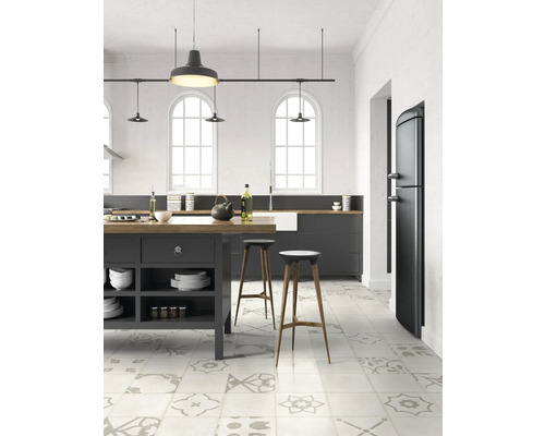 Cuisine lumineuse avec îlot de cuisine, tabourets de bar, réfrigérateur rétro et carrelage à motifs