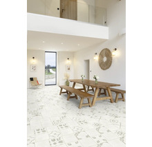 Pièce lumineuse avec table en bois, bancs en bois et carreaux de sol à motifs pour un intérieur moderne