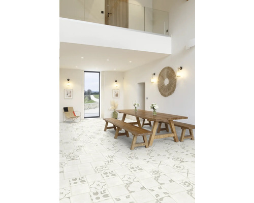 Pièce lumineuse avec table en bois, bancs en bois et carreaux de sol à motifs pour un intérieur moderne