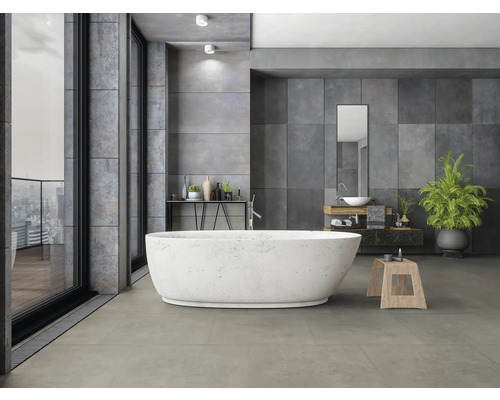 Salle de bains moderne avec baignoire îlot, lavabo et plante d''intérieur