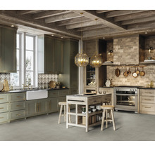 Cuisine claire avec îlot de cuisine, plafond en bois et suspensions