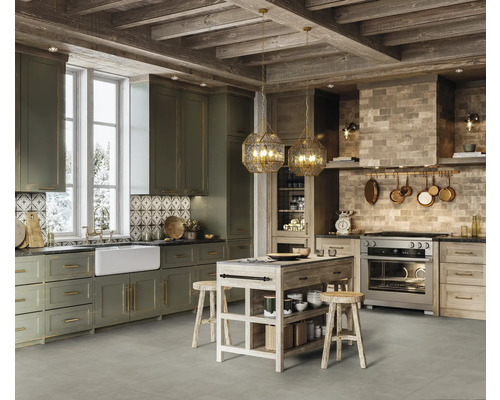 Cuisine claire avec îlot de cuisine, plafond en bois et suspensions